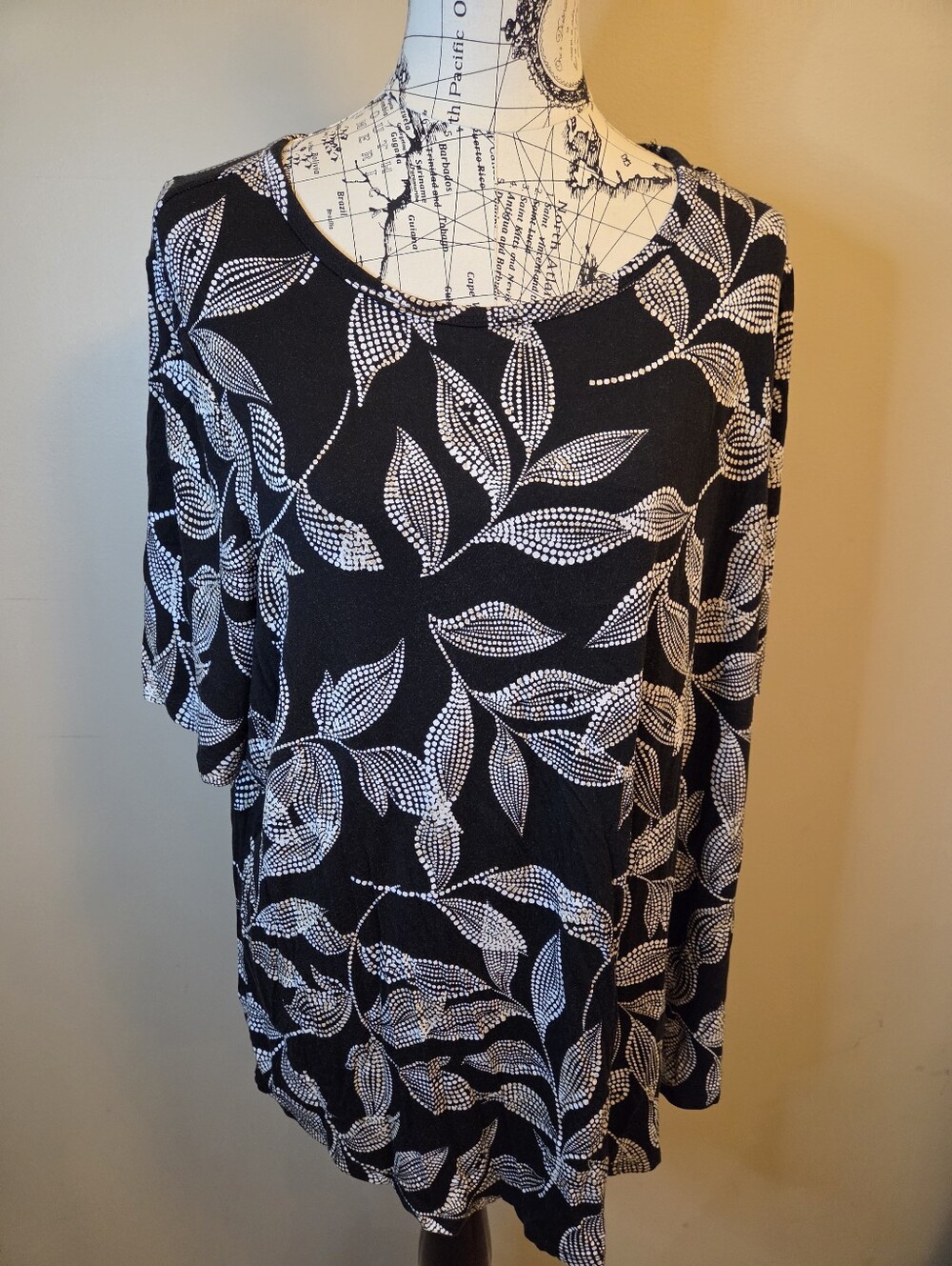 Lane Bryant 22/24 Plus Tunic Top Black White Tan Floral Leaf Hi Low Stretch